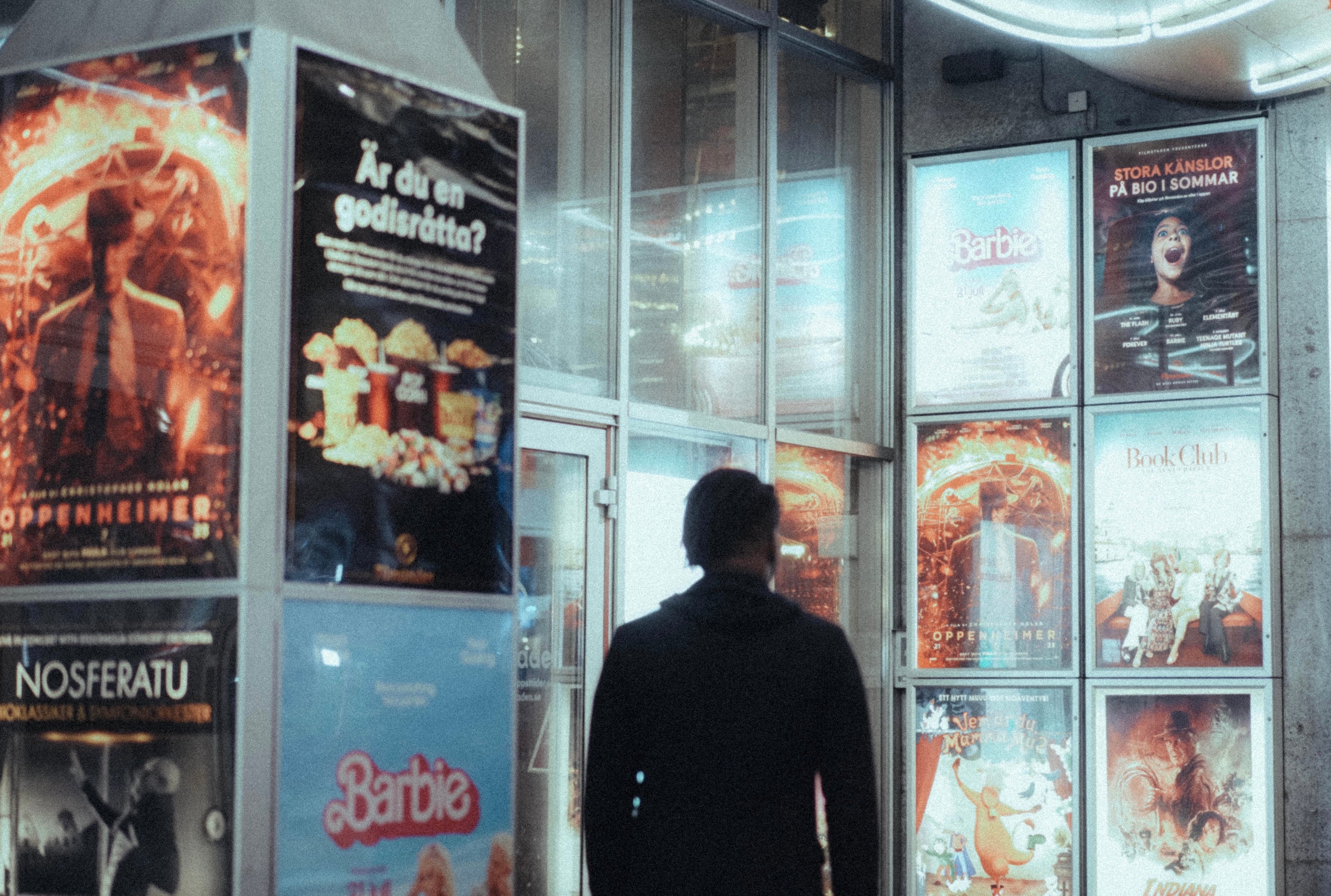 Victor Ajayi vandrar genom nattens tysta gator, insvept i mörker och stillhet.