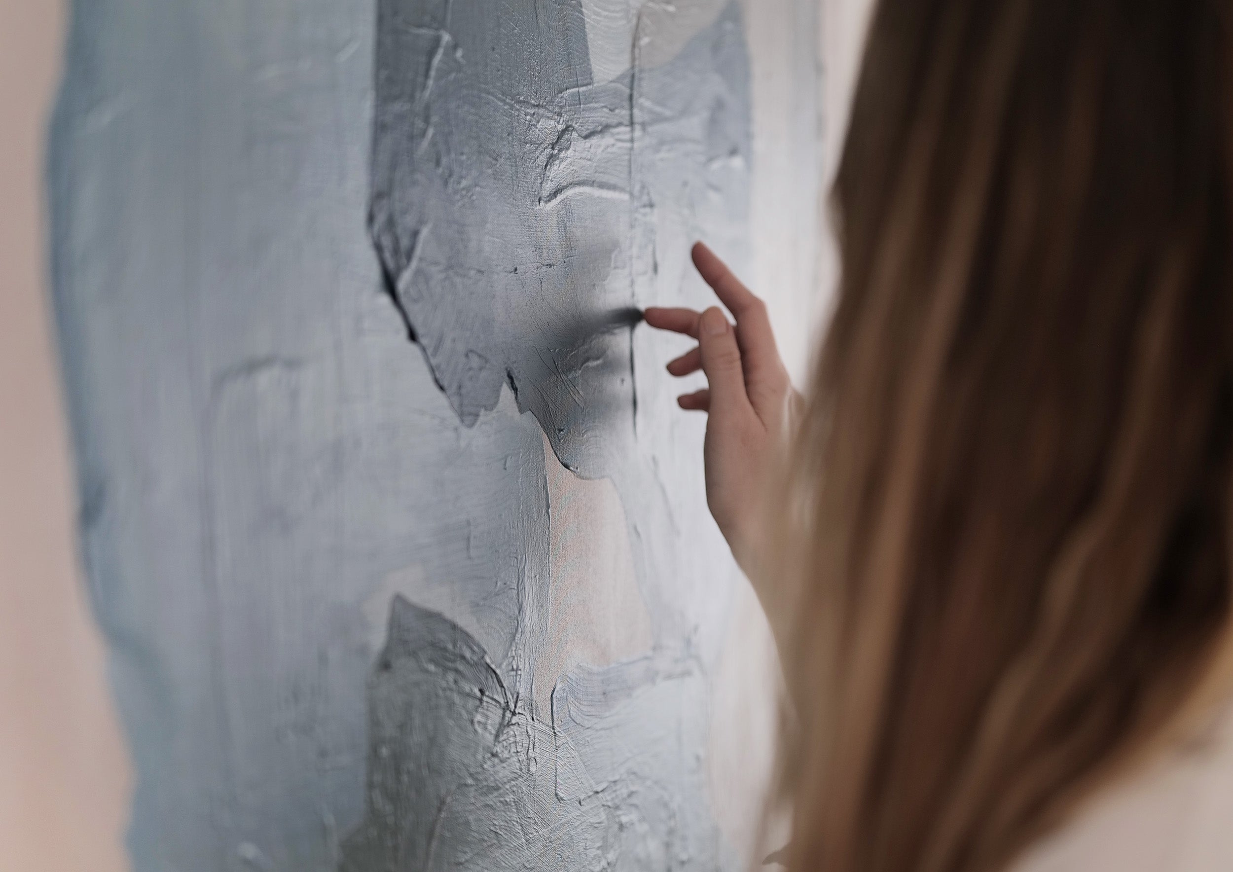 Konstnären Mimmi Hammar arbetar i sin ateljé, omgiven av sina minimalistiska tavlor