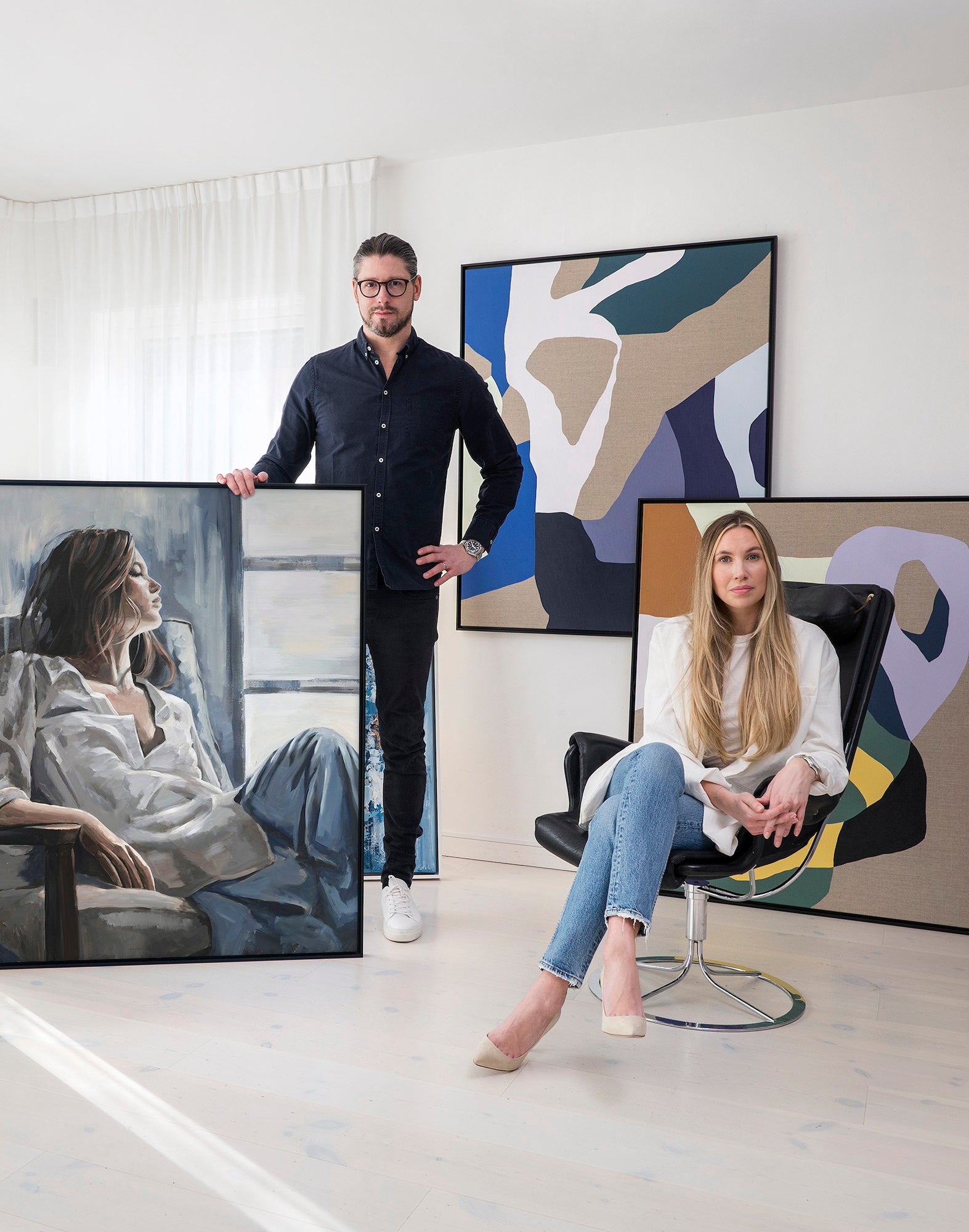 Tomas Hammar och Mimmi hammar i sitt vardagsrum blad konstverk som dom båda har skapat i sina ateljeer
